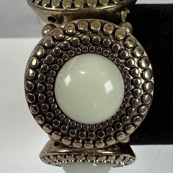 Elegant Gold Tone & Cream Bracelet - Picture 3 of 6